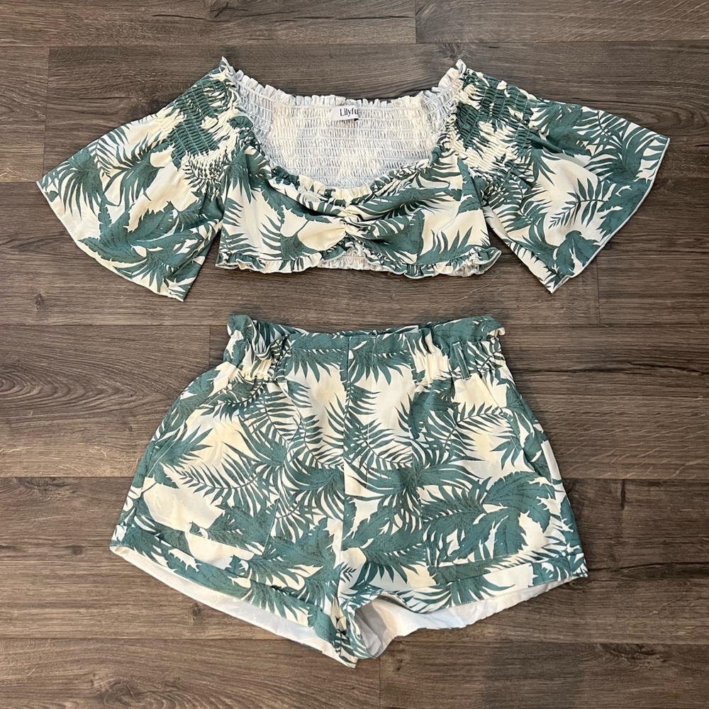 Lilyful palm leaves short and top set